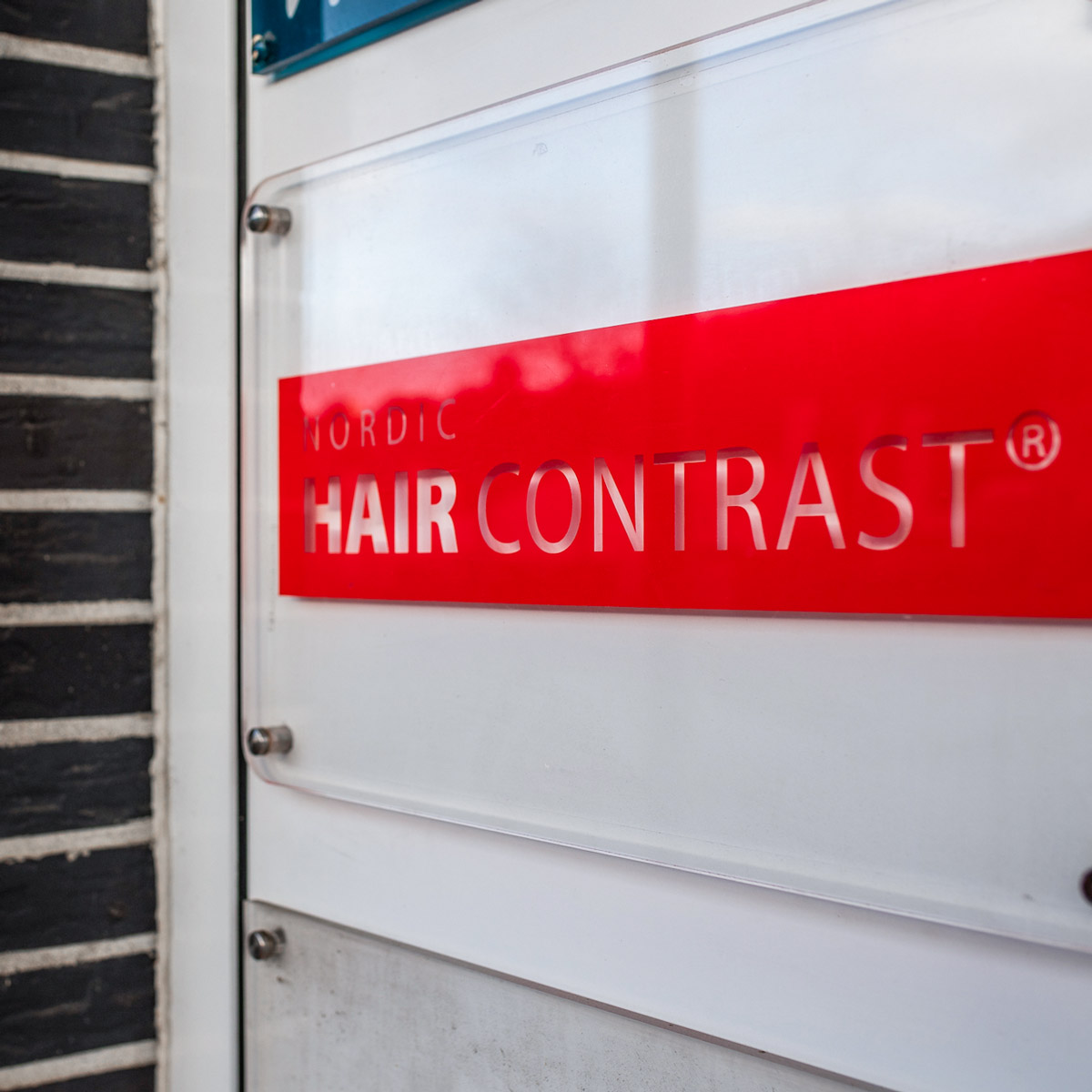 Firmenschild HairContrast am B&uuml;rogeb&auml;ude